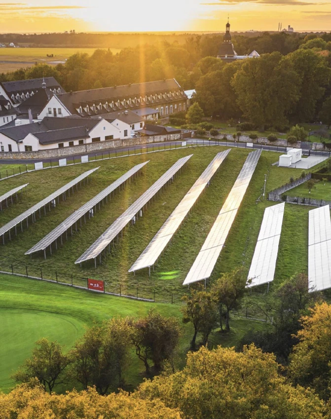 Panoramiczny widok na miejski park z zaaranżowanymi trawnikami, sztuczną murawą i obiektami sportowymi. Zachwycający pejzaż zaprojektowany z myślą o elementach miejskiego projektu urbanistycznego.