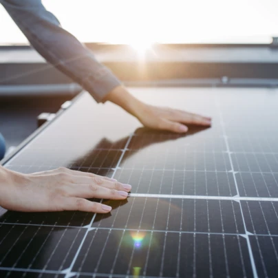 Zbliżenie kolektora słonecznego termicznego, ilustrujące technologię pozyskiwania energii słonecznej. Efektywne wykorzystanie energii słonecznej w praktyce.